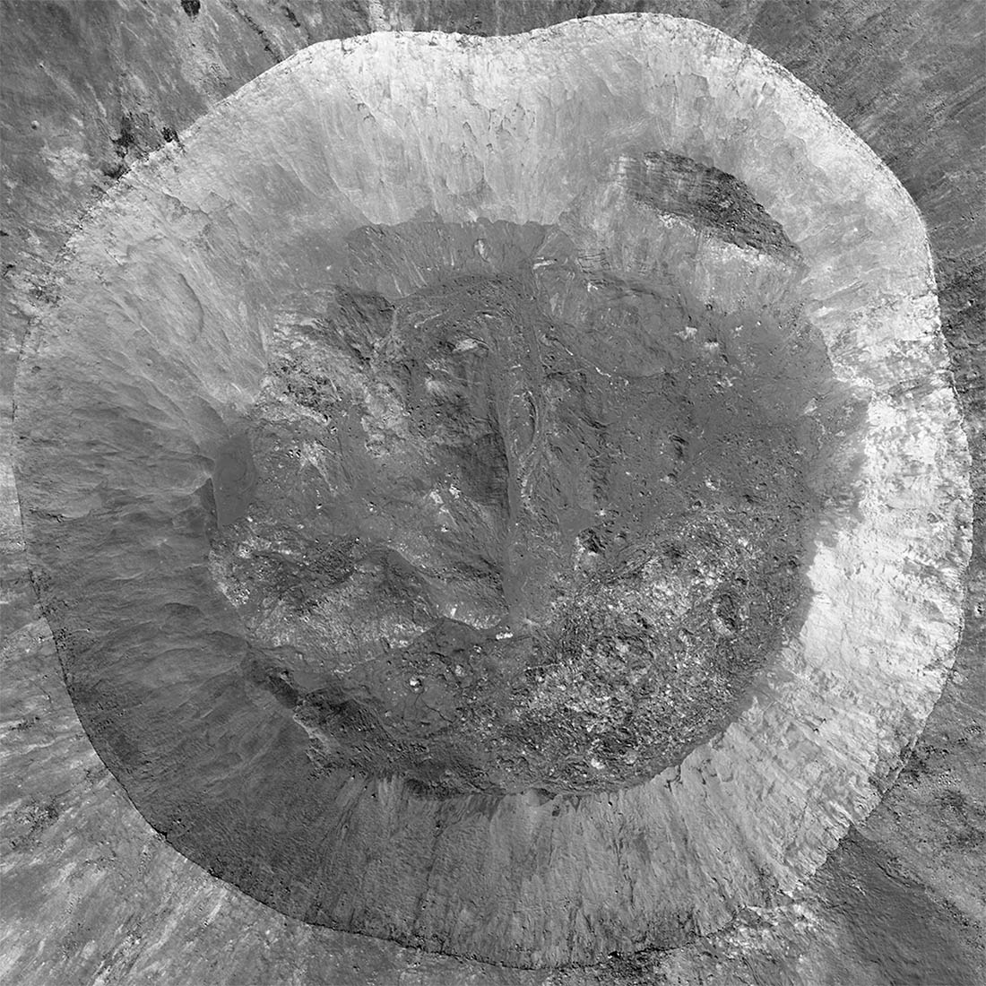 Image du cratère Giordano Bruno, de 22 kilomètres de diamètre, produite par la mission Lunar Reconnaissance Orbiter (LRO) de la NASA. Crédit : LROC team.